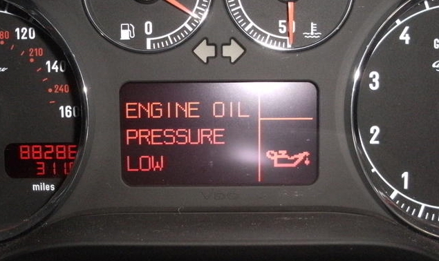  汽车油压红灯报警是机油的油质不好吗？