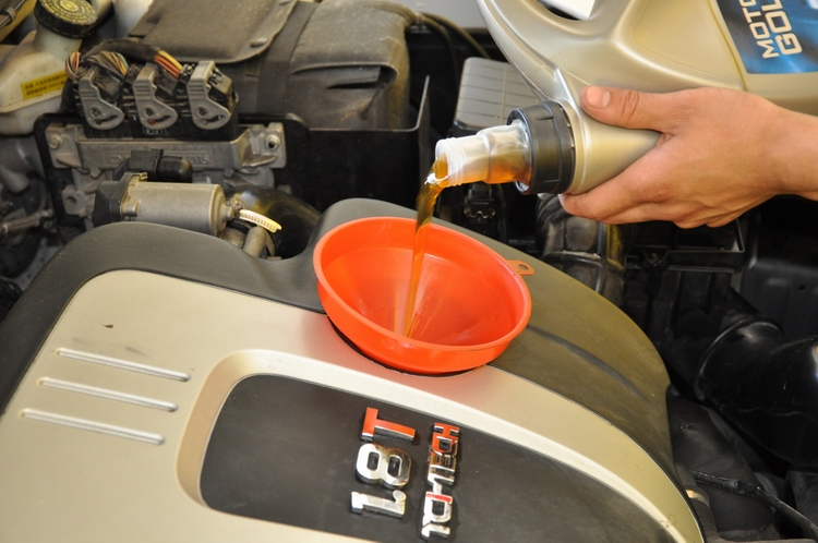 常规保养汽车换润滑油的步骤|池州|进口润滑油工厂