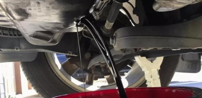 德国进口润滑油批发|为什么机油放出来都是黑色的？